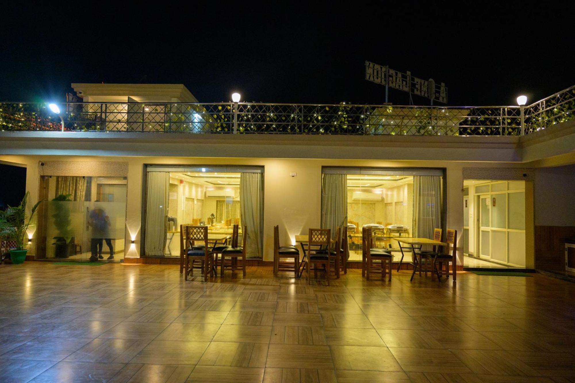 A One Lagoon Hotel Puri Buitenkant foto